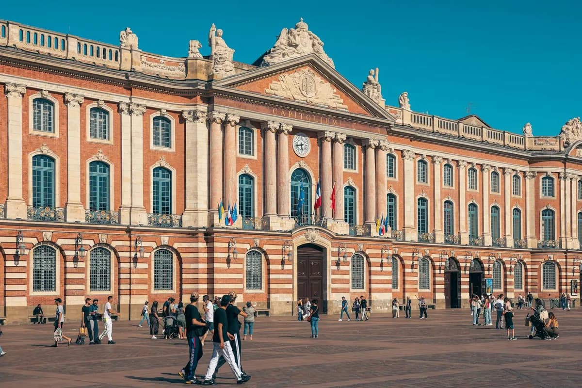 Le Capitole de Toulouse et les bords de Garonne
